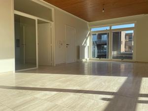 Woonkamer van een gerenoveerd appartement te LIchtervelde
